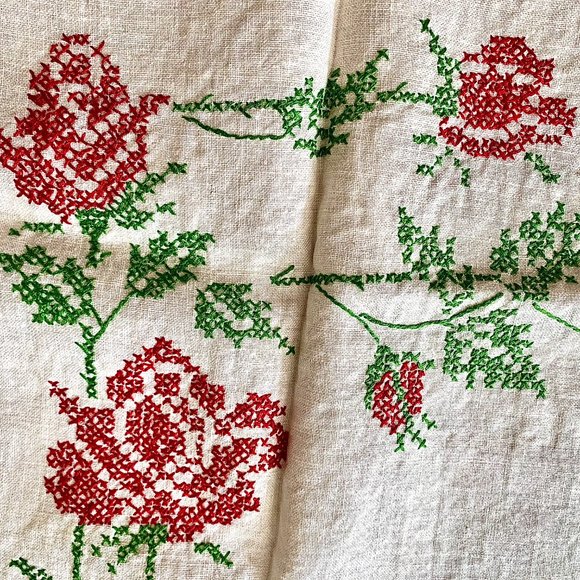 Linen Small Hand Stitched Rose Tablecloth - Picture 4 of 6